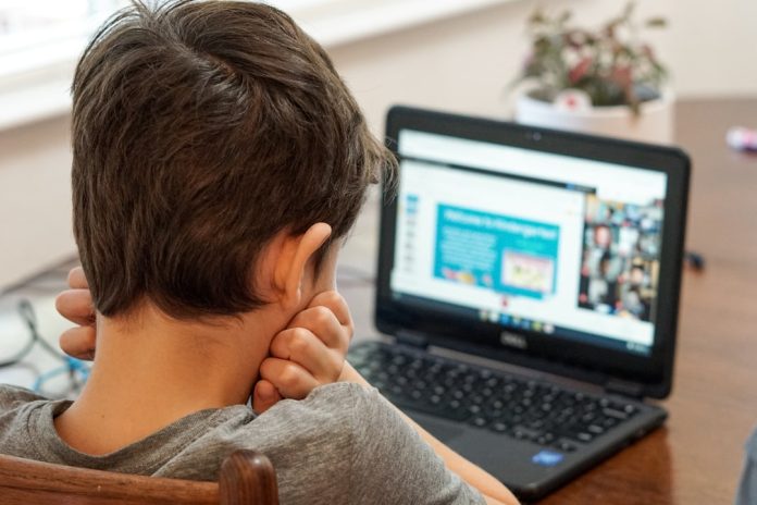 Cum ne putem proteja copiii în mediul online fără a-i izola