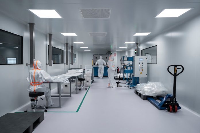 Cum se fabrică microprocesoarele: O călătorie în camerele ultra-curate.