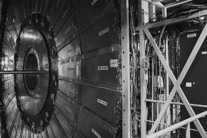 Marele Accelerator de Particule (LHC): Căutarea Particulei lui Dumnezeu.