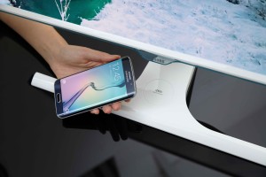 Samsung Curved Monitor_wireless charging