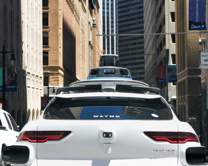 Cum funcționează mașinile autonome: Primele teste DARPA