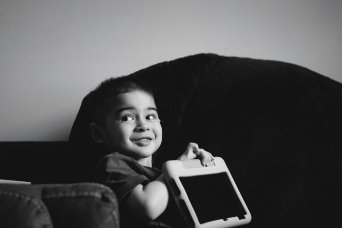 Generația Digital Native: Cum cresc copiii care s-au născut cu mouse-ul în mână?