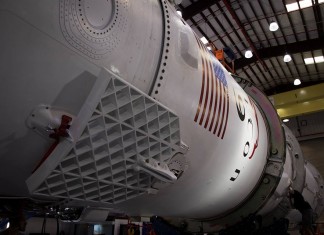 Falcon 9, pregătită de lansare în hangarul SpaceX