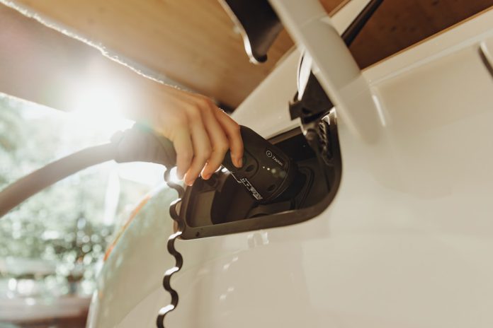 Istoria Tesla Motors: Cum a început revoluția mașinilor electrice