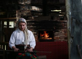 Fotograful Răzvan Voiculescu lansează albumul „ROST. 12 Hotare” 0 (0)