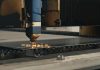 Cum funcționează mașinile de tăiat cu laser în industria de precizie