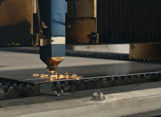 Cum funcționează mașinile de tăiat cu laser în industria de precizie 0 (0)