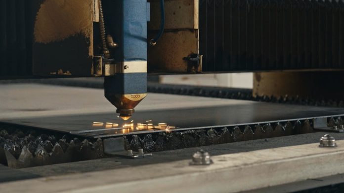 Cum funcționează mașinile de tăiat cu laser în industria de precizie
