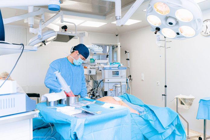 Laserele de mare putere: De la chirurgie la tăierea metalelor ultra-rezistente.
