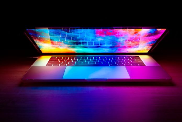 Evoluția laptopurilor: Cum au devenit computerele cu adevărat portabile