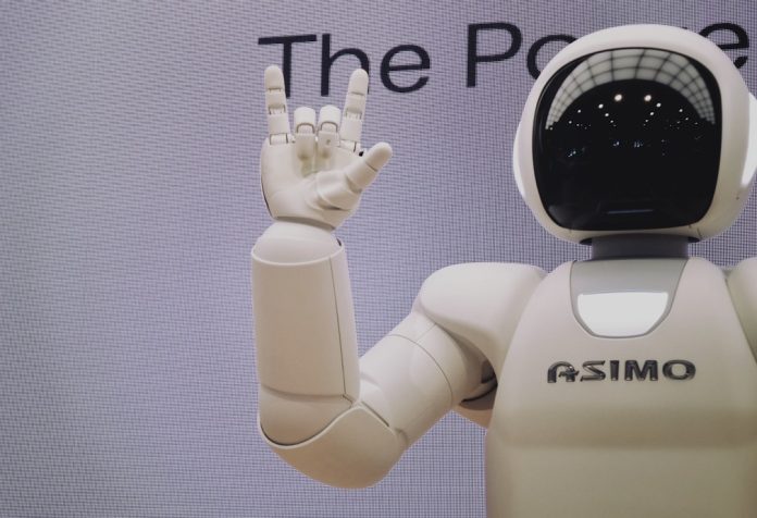 ASIMO: Robotul umanoid de la Honda care ne-a învățat să visăm la viitor.
