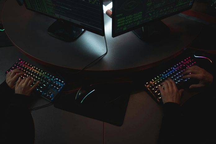 Securitatea cibernetică în anii 2000: Primele mari bătălii cu virușii informatici.