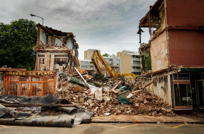 Structurile antisismice: Cum am învățat să construim clădiri care dansează cu cutremurul?