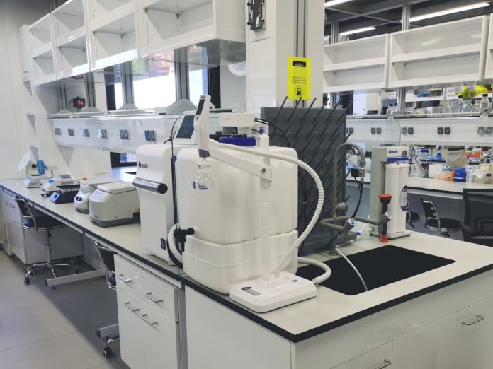 Cum funcționează microscopia cu forță atomică în cercetare