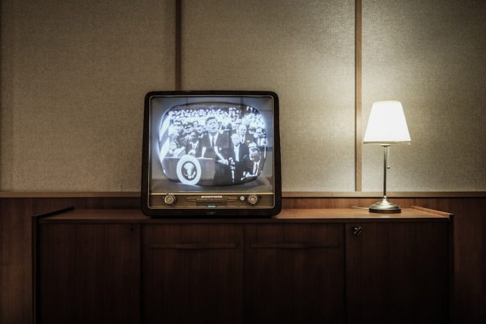Ecranele cu plasmă și LCD: Revoluția televizoarelor subțiri.