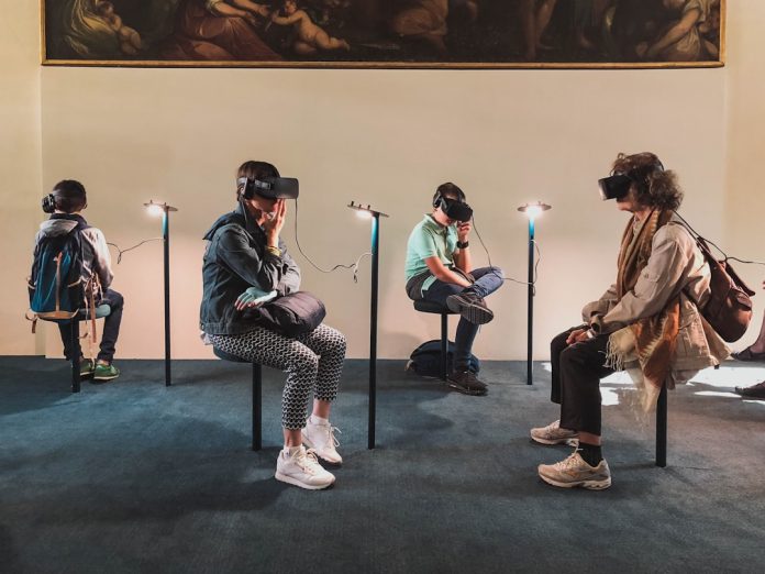 Realitatea Virtuală (VR) în anii 2000: Primele aplicații terapeutice pentru fobii.