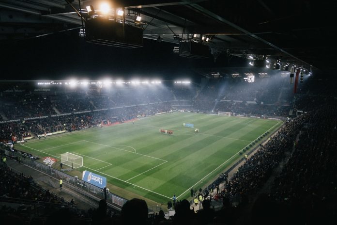 Stadioane cu acoperiș retractabil: Tehnologia în slujba spectacolului sportiv.