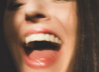 Enigma medicală: Leziunea cerebrală care a declanșat accese de râs fără bucurie la o femeie 0 (0)