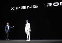 Priviți cum se mișcă noul robot umanoid chinezesc: A fost necesară deschiderea acestuia pentru a demonstra că nu ascunde o persoană în interior!