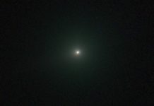 Cometa 3I/ATLAS, Oaspetele Interstelar, Luminează în Verde și Își Ascunde Coada într-o Imagine Recentă