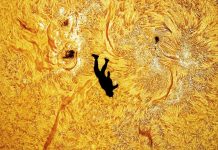 Fotografie Spectaculară cu un Parașutist în Cădere, Surprins în Fata Soarelui