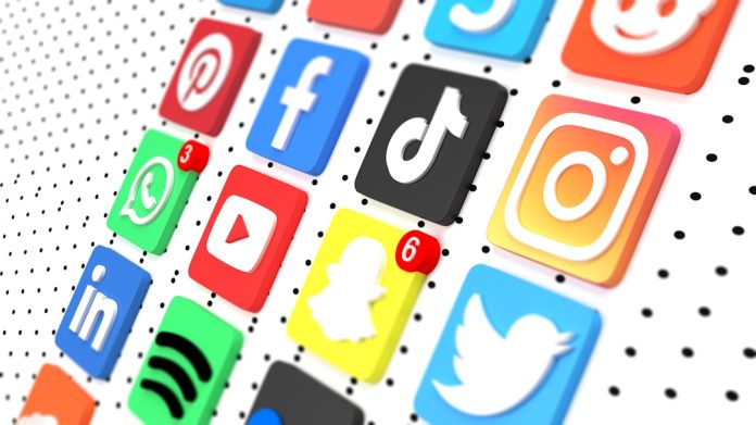 Impactul social al rețelelor de socializare: O analiză critică