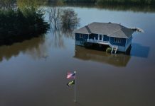 Statele Inițiază Taxarea Companiilor de Combustibili Fosili pentru Fonduri Speciale de Combatere a Schimbărilor Climatice