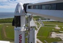 SpaceX Redefinește Lansările Spațiale: Brațul de Acces pentru Astronauți Demontat în Florida
