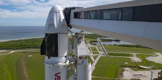 SpaceX Redefinește Lansările Spațiale: Brațul de Acces pentru Astronauți Demontat în Florida 0 (0)
