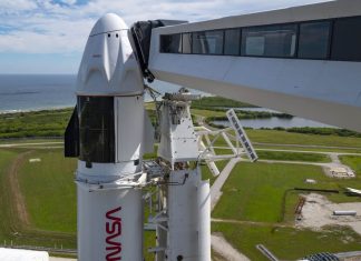 SpaceX Redefinește Lansările Spațiale: Brațul de Acces pentru Astronauți Demontat în Florida 0 (0)