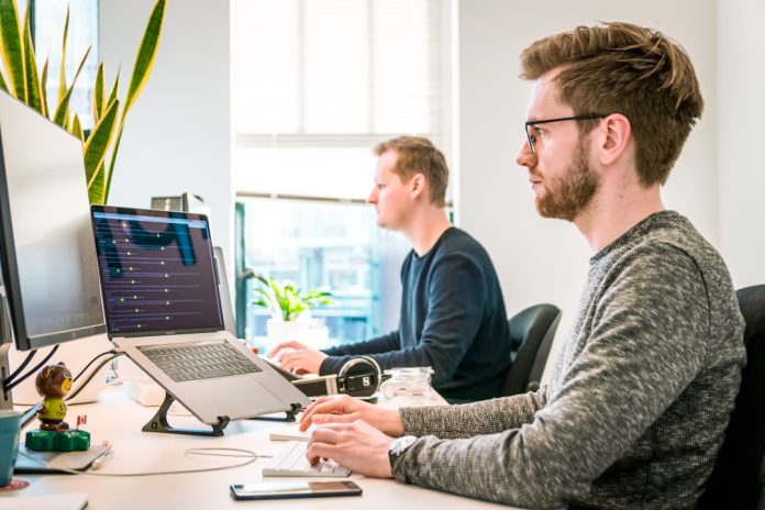Cum a influențat era High-Speed Internet productivitatea muncii?