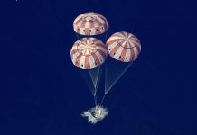 Patru astronauți se întorc acasă după o călătorie îndrăzneață în jurul Lunii