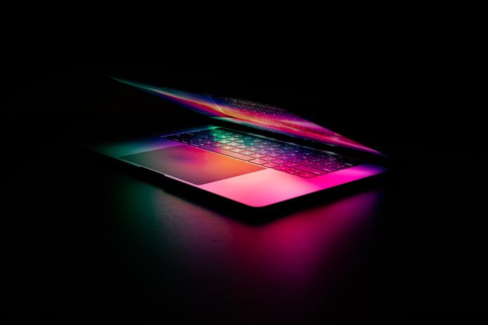 Evoluția laptopurilor: De la cărămizi grele la notebook-uri ultraportabile.