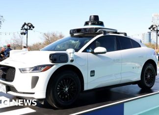 Waymo suspendă temporar serviciile de robotaxi în cinci orașe americane din cauza inundațiilor 0 (0)