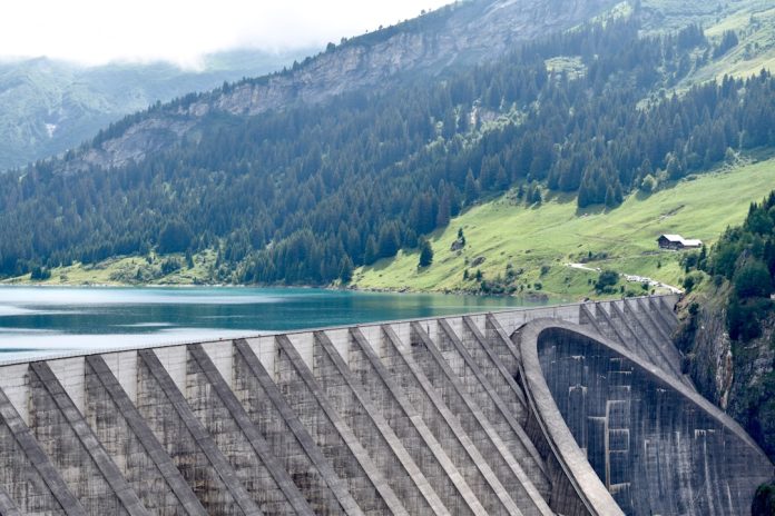 Barajul celor Trei Gorges: Impactul și ingineria celei mai mari hidrocentrale.