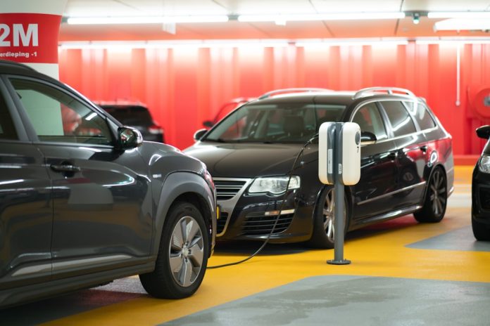 Cum funcționează motoarele hibride plug-in și beneficiile lor