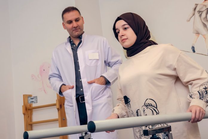 Exoscheletele medicale: Primele încercări de a reda mersul prin tehnologie.