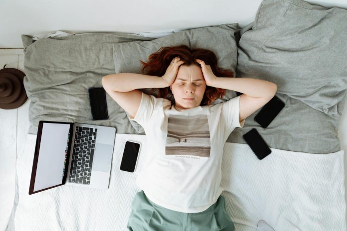 Fenomenul FOMO: Cum a apărut teama de a nu pierde noutățile online?