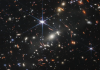 O lentilă gravitațională dezvăluie o galaxie formată la doar 800 de milioane de ani după Big Bang