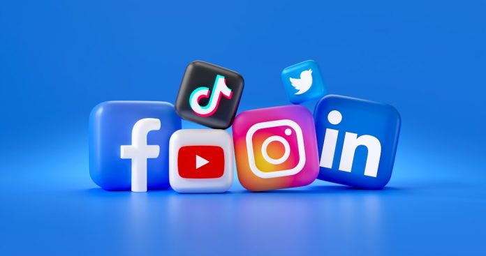 Istoria Facebook: Cum a început rețeaua care a unit miliarde de oameni