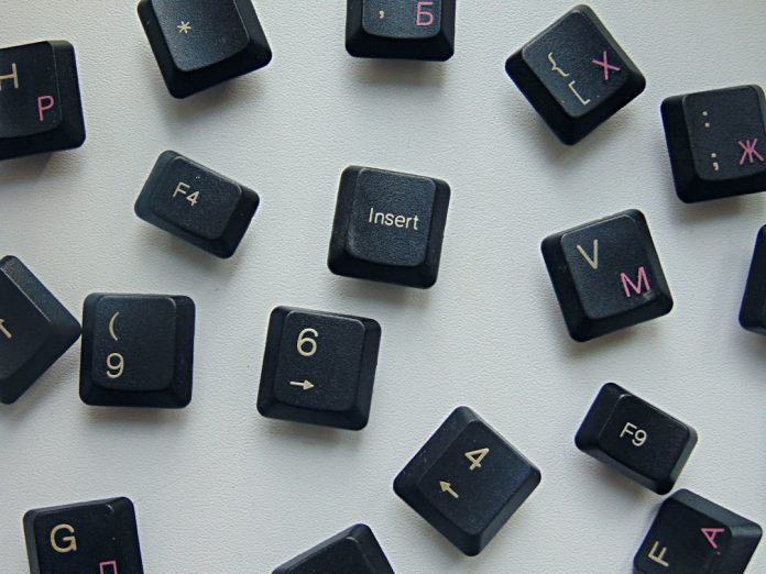 Tastatura QWERTY pe telefon: De la butoane fizice la ecrane tactile.