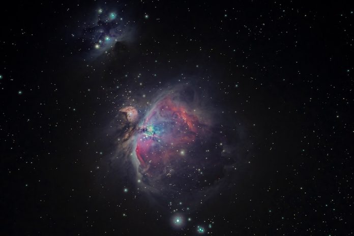 Telescopul Hubble: Cele mai spectaculoase imagini ale universului din deceniul 2000.