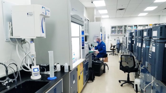 Biologia sintetică: Crearea de noi forme de viață în eprubetă.