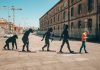 Evoluția în acțiune: Cum continuă specia umană să se schimbe în prezent.