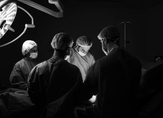 Realitatea Augmentată (AR) în medicină: Cum ghidează hologramele chirurgii.