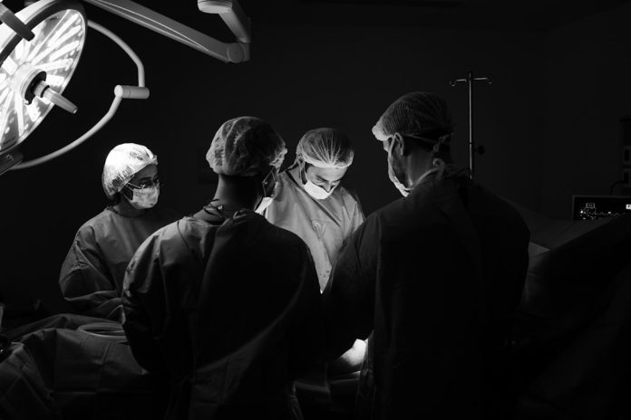 Realitatea Augmentată (AR) în medicină: Cum ghidează hologramele chirurgii.