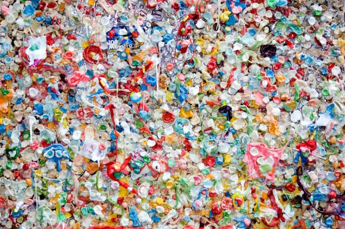 Reciclarea chimică a plasticului: Cum îl putem descompune la nivel molecular.