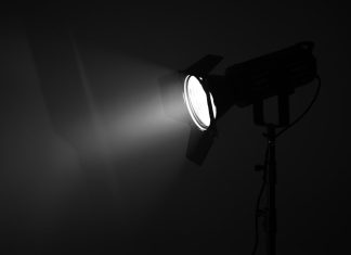 Algoritmii de recomandare: Cum ne manipulează platformele de streaming atenția.