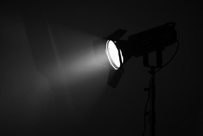 Algoritmii de recomandare: Cum ne manipulează platformele de streaming atenția.