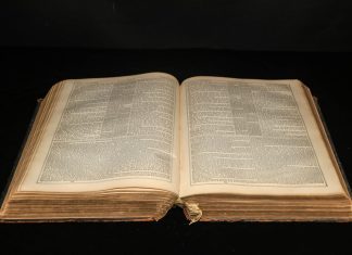 Cum folosesc istoricii Inteligența Artificială pentru a descifra manuscrise antice arse.